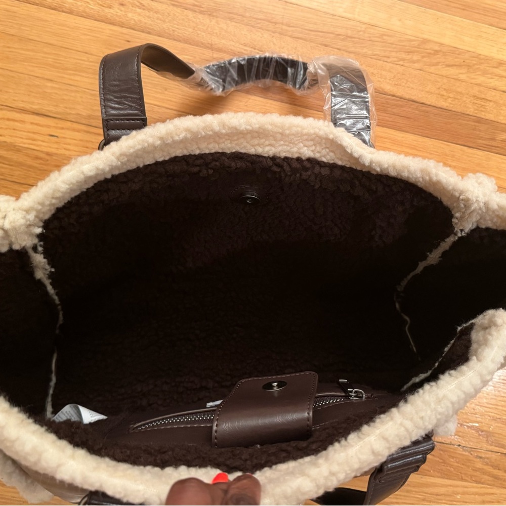 Faux Shearling Trimmed Vegan Leather Tote Bag - Picture 6 of 7
